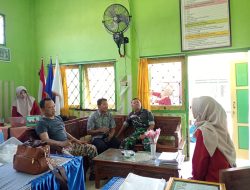 Perkuat Wawasan Kebangsaan, Babinsa Koramil 0822/04 Komsos Bersama Guru SD