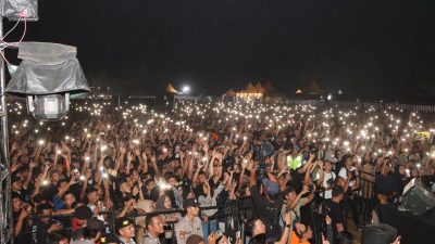 Kabag Ops Polres Banyuasin Pimpin Langsung Pengaman Pesta Music Jarum Istimewa Yang Dihibur Band Tipe X dan Lala Widy