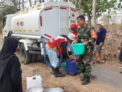 Upaya Atasi Kekeringan, Serda Suwandi Bantu Distribusikan Air Bersih