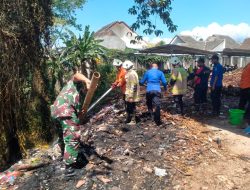 Sigap, Pasca Kebakaran Babinsa Koramil 0822/01 Bondowoso Bersihkan Puing-Puing