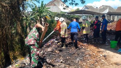 Sigap, Pasca Kebakaran Babinsa Koramil 0822/01 Bondowoso Bersihkan Puing-Puing