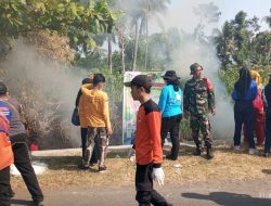 Babinsa Koramil 0822/01 Bondowoso Bersama Relawan Bersih-bersih Sampah Di Aliran Sungai