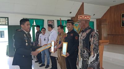 Dandim 0422/LB Letkol Inf Rinto Wijaya, S.A.P., M.I.Pol., M.Han., Berikan Piagam Penghargaan kepada Orang Tua Asuh Usai Pimpin Upacara Kesaktian Pancasila dan Korps Rapot Kenaikan Pangkat