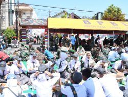 HUT TNI Ke-79, Makan Nasi Tumpeng Bersama Masyarakat dan Pelajar di Bondowoso