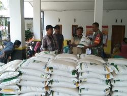 Babinsa Kodim 0822 Ikut Dampingi Penyaluran Bantuan Pangan dari Badan Pangan Nasional