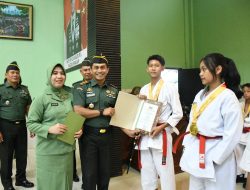 Dandim 0822 Bondowoso Serahkan Piagam Penghargaan kepada Atlit Berprestasi di Lomba Piala Panglima TNI 2024