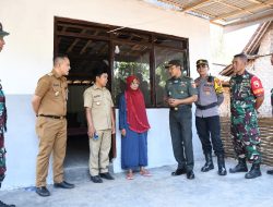 Dandim 0822 Bondowoso Bagikan Sembako kepada Warga dalam Peringatan HUT TNI ke-79