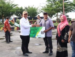 PJS Wali Kota Gunungsitoli Serahkan Kartu BPJS Ketenaga Kerjaan Kepada Pekerja Rentan Informal