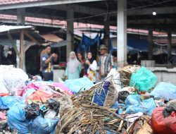 Sebulan tak Diangkut, Sampah Menumpuk di Pasar Ajamu