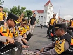 Polrestabes Surabaya Gelar Apel Pengecekan Perlengkapan Personil PAM TPS Pilkada 2024