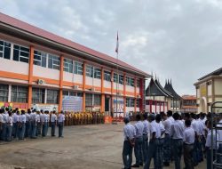 Peringati HGN 2024, SMK Negeri 1 Bukittinggi Beri Cendera mata Ke Guru