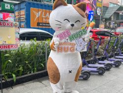 Karaoke Manekineko Brings Joy to Bukit Bintang with ‘Free Hug with Maneckey’ Event!