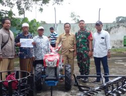 Babinsa Palalangan Dampingi Penyerahan Hand Traktor untuk Tingkatkan Produktivitas Petani