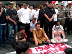 KMRT Gelar Aksi Unjuk Rasa di Depan Kantor Bupati Tasikmalaya