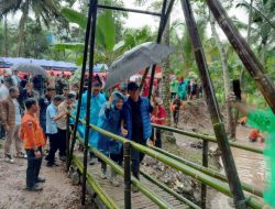 Romantisme Sepasang Kekasih di Jembatan Baduy Kecil: Momen Spesial Peringatan HKSN 2024