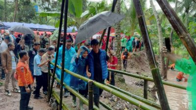 Romantisme Sepasang Kekasih di Jembatan Baduy Kecil: Momen Spesial Peringatan HKSN 2024