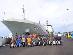 Dansatdik-3 Hadiri Penyambutan KRI Balongan-908 di Dermaga Lantamal XIV Sorong