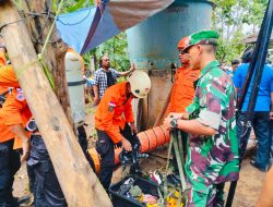 Babinsa Kodim 0822 Sigap Evakuasi Warga yang Meninggal di Dalam Sumur