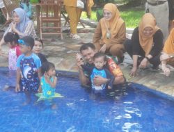 Babinsa Kelurahan Wonorejo Berikan Terapi Renang Bagi Balita Penderita stunting