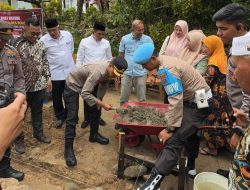 Bersama Kapolres Solok, Wabup Jon Firman Pandu Serahkan Bantuan Bedah Rumah