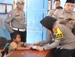 Polres Banyuasin Kembali Bagikan Makanan Sehat Bergizi di SD Negeri 28 Kelurahan Suka Moro