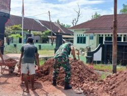 Koramil 04/LB Bersama Masyarakat Gotong Royong, Timbun dan Bersihkan Pekarangan Kantor Koramil