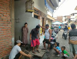 Musim Penghujan, Warga Gundih, Surabaya Gotong-Royong Bersihkan Saluran Air