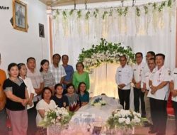 Orang Tua Kadis Sosial PMDP2A Wafat, Pemkab Nias Melayat