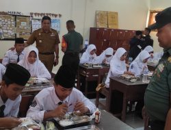 Danramil Dan Babinsa Koramil 0822/01 Monitoring Makan Bergizi Gratis di 4 Sekolah