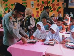 102 Pelajar SDN 19 Makarti Jaya Menerima Makan Sehat Bergizi dari Polres Banyuasin dan Polsek Makarti Jaya