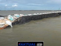 Pagar Laut di Tangerang Dibuat Pekerja dengan Jalan Kaki ke Tengah Laut