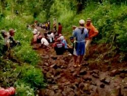 Tidak Dapat Perhatian Pemerintah, Warga Desa Purnama Iuran Perbaiki Jalan Penghubung Desa