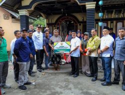 Bupati Sabar AS Dampingi Baznas Kabupaten Pasaman Serahkan Bantuan Pada Korban Kebakaran