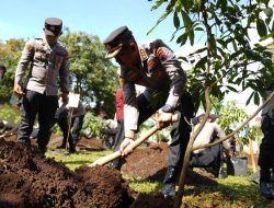 Tanam 49 Bibit Pohon Kelengkeng, Polresta Banyumas Implementasikan Asta Cita