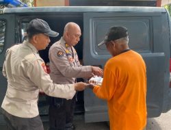 Sihumas Polres Nganjuk Berbagi Nasi Bungkus untuk Warga di Terminal dan Stasiun