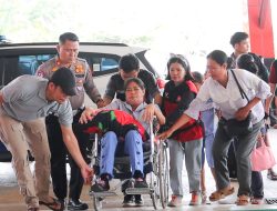 Polres Nias Tunjukkan Kepedulian: Kasat Lantas Antar Ibu Sitilina Gea ke Bandara Binaka untuk Rujukan Medis ke Medan