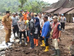 Kapolres Bondowoso bersama PJ Bupati dan Dandim 0822 Bondowoso Baksos di Lokasi Banjir