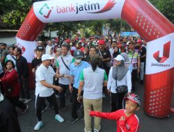 Ribuan Orang Ikuti Jalan Sehat Bersama Wartawan PWI Jatim