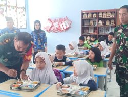Danramil 418-08/Sako dan Babinsa Cek Pelaksanaan Makan Gratis di Beberapa Sekolah Kecamatan Sako Palembang