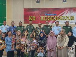 Ster Mabes TNI Gandeng Pemkab Jember Gelar KB Kesehatan Berikan 300 Paket PMT Kepada Ibu Hamil dan Balita