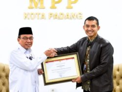 BPJS Kesehatan Cabang Padang Mendapat Hadiah Penghargaan Tenant Terbaik dari Pemko Padang