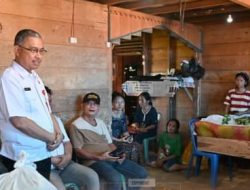 Sekda Nias Serahkan Bantuan kepada Keluarga Korban Kebakaran di Ulugawo