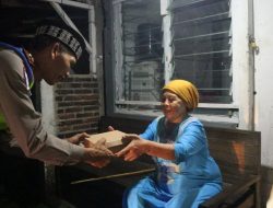 Patroli Grebek Sahur, Satlantas Polres Purbalingga Bangunkan Warga dan Berbagi Makan Sahur