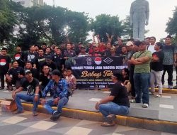 Ormas Jawara Bersatu dan Komunitas Joyosemoyo Gelar Bagi Takjil di Taman Apsari Surabaya