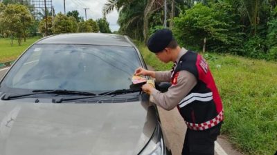 Polres Banyuasin Sosialisasikan dan Pemasangan Stiker Tagline “Mudik Aman”