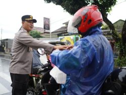 Berkah Ramadhan, Polwan Polresta Banyumas Bagikan 100 Takjil Kepada Pengguna Jalan