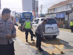 Cegah Laka Lantas, Tim OKC Pos Strong Point Sokaraja Polresta Banyumas Bersihkan Tumpahan Solar