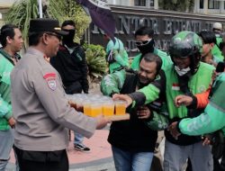Ratusan Driver Ojol Gelar Aksi Damai, Anggota Polres Jember Berbagi Minuman