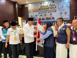 Plh Kanwil Kemenag Abrar Munanda bersama Gubernur Sumbar Mahyeldi Lepas Keberangkatan 420 Calon Jemaah Haji Kloter 14