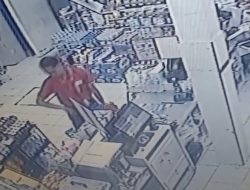 Terekam CCTV! Oknum Pegawai Alfamart di Jember Diduga Gelapkan Uang Customer yang Terjatuh di Depan Kasir
